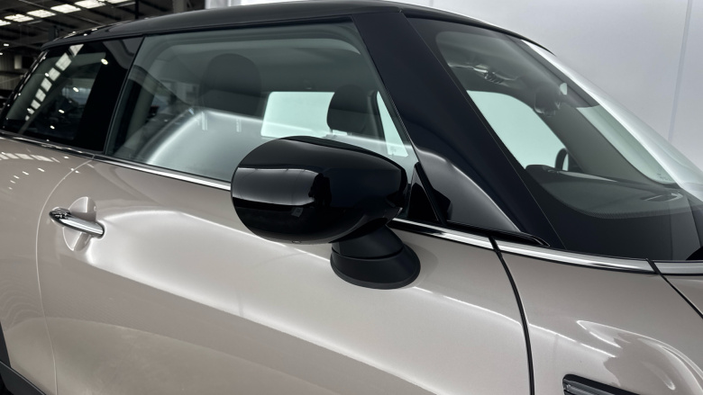 MINI Hatchback 1.5 Cooper Classic 3dr Auto [Comfort/Nav Pack] Petrol Hatchback